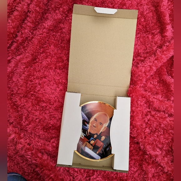 Star Trek: The Next Generation - Captain Jean-Luc Picard Commemorative Plate - Picture 10 of 10
